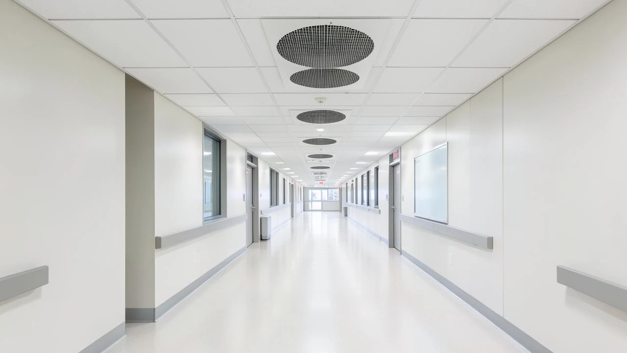 Corredor hospitalar com difusores de ar condicionado no forro
